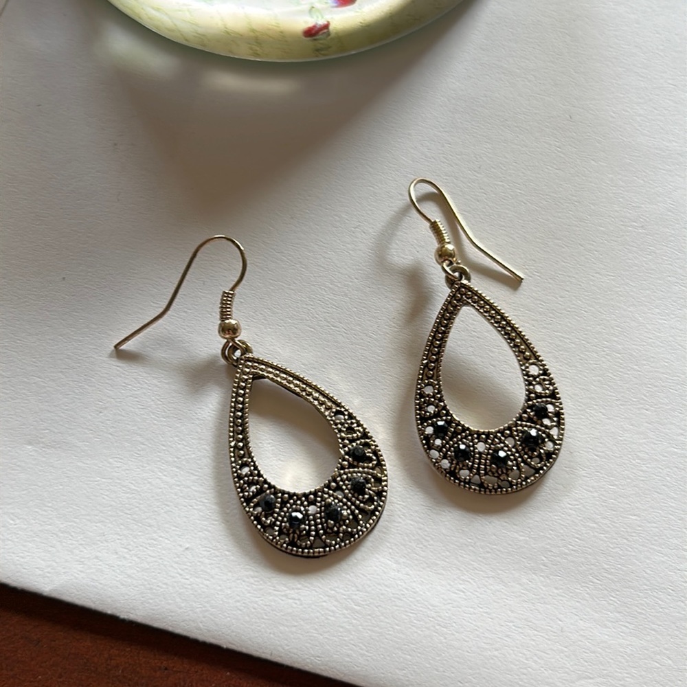 Gold and black crystal heart filagree drop earrings